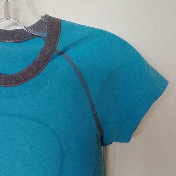 Women's Size 4 Lululemon Athletica: running and training short sleeve shirt - Picture 5 of 10